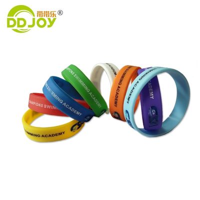 Siliciummateriaal Gepersonaliseerd Logo Plastic Armband Voor Non-Profit Organisaties