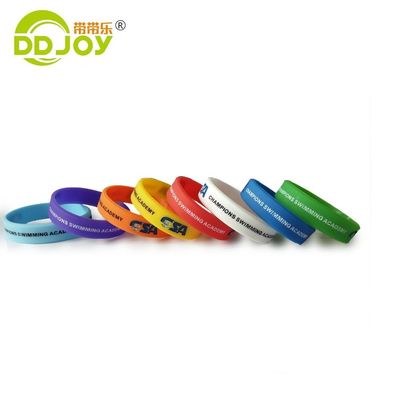 Siliciummateriaal Gepersonaliseerd Logo Plastic Armband Voor Non-Profit Organisaties