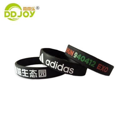 Siliciummateriaal Gepersonaliseerd Logo Plastic Armband Voor Non-Profit Organisaties
