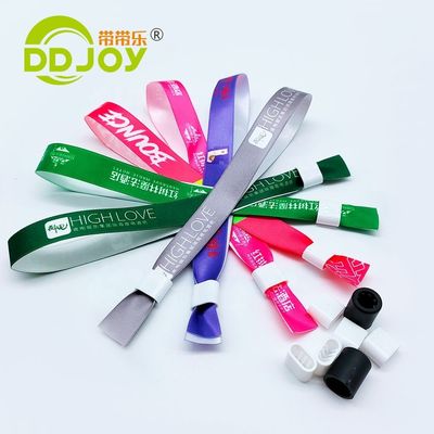 Geslacht Vrouwen Woven Ribbon Stoffen Armbanden in Rood met Plastic Slide Lock Op maat