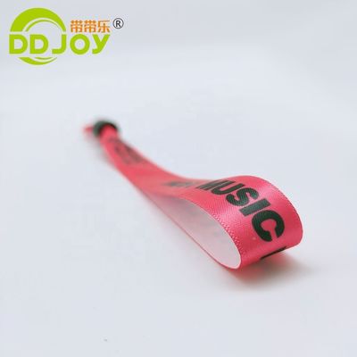 Geslacht Vrouwen Woven Ribbon Stoffen Armbanden in Rood met Plastic Slide Lock Op maat