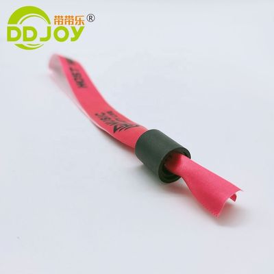 Geslacht Vrouwen Woven Ribbon Stoffen Armbanden in Rood met Plastic Slide Lock Op maat
