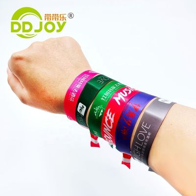 Waterdicht verstelbaar festivalarmband met aangepast logo en gerecycled materiaal