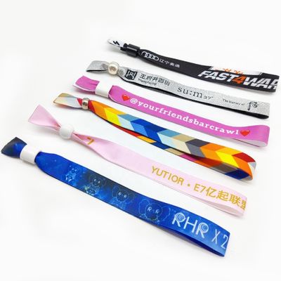 Voeg een vleugje charme toe aan je festival met inspirerende sloten. Armbanden.