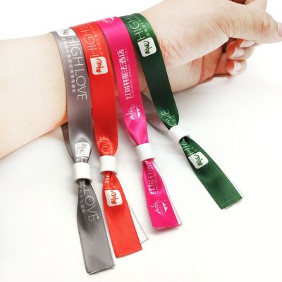 Voeg een vleugje charme toe aan je festival met inspirerende sloten. Armbanden.