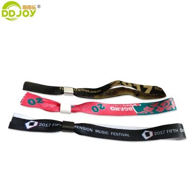 Voeg een vleugje charme toe aan je festival met inspirerende sloten. Armbanden.