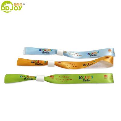 Voeg een vleugje charme toe aan je festival met inspirerende sloten. Armbanden.