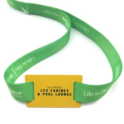 Op maat gedrukte RFID-armbanden in satijnstof voor evenement- en festivalidentificatie
