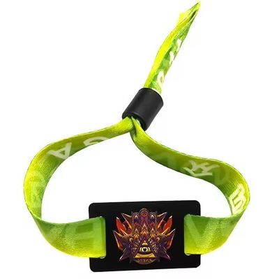 Op maat gedrukte RFID-armbanden in satijnstof voor evenement- en festivalidentificatie