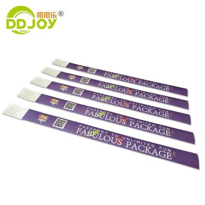 Gepersonaliseerde waterdichte kleefstof Tyvek papieren polsbandjes voor evenementen en feesten
