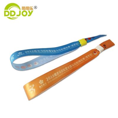 Op maat gedrukte RFID-armbanden in oranje satijnstof voor evenementenmerken en toegang