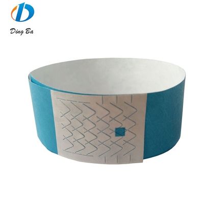 15 kleuren Traanbestendige Tyvek polsband voor evenementen en parken Gepersonaliseerd logo geaccepteerd